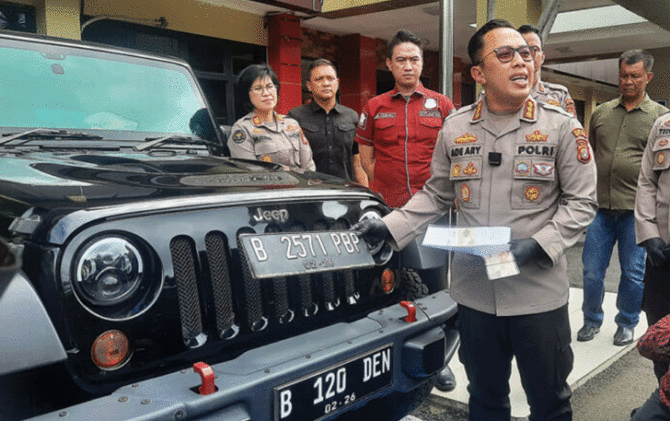 Kapolres Metro Jakarta Selatan Kombes Ade Ary Syam Indriadi menunjukkan barang bukti Jeep Rubicon yang dipakai tersangka penganiayaan, Mario Dandy Satriyo di Mapolretro kemarin. (YOGI WAHYU/JAWA POS)