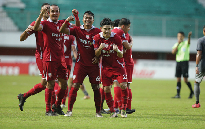 Ryo Matsumura melakukan selebrasi bersama rekan rekan Persis Solo, usai mencetak gol ke gawang Borneo FC, Minggu (12/2/2023). (PERSIS SOLO OFFICIAL)