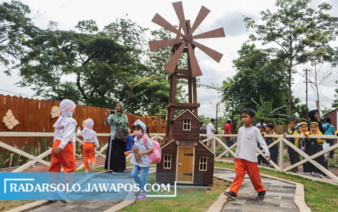 Ilustrasi sejumlah siswa saat opening Solo Safari Zoo, belum lama ini. Pemkot istruksikan para siswa untuk dilibatkan dalan upacara HUT Ke-278 Kutha Sala di Solo Safari Zoo. (M. IHSAN/RADAR SOLO)