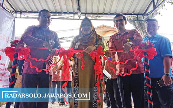 SIMBOLIS: Dari kiri, Kepala Cabdin Pendidikan WEilayah VI Jateng Sunarno, Kepala Disdikbud Jateng Uswatun Hasanah, dan Kepala SMK Penda 2 Karanganyar Aris Sukarno launching Gallery Espero Fashion, Selasa (7/2/2023). (IPUT NESIA/RADAR SOLO)