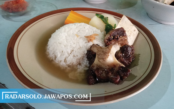SEDAP: Sop buntut pak Bagong yang hanya buka di Desa Wonorejo, Polokarto, Sukoharjo. Menu di warung ini sudah terkenal di Kota Makmur. (IWAN KAWUL/RADAR SOLO)