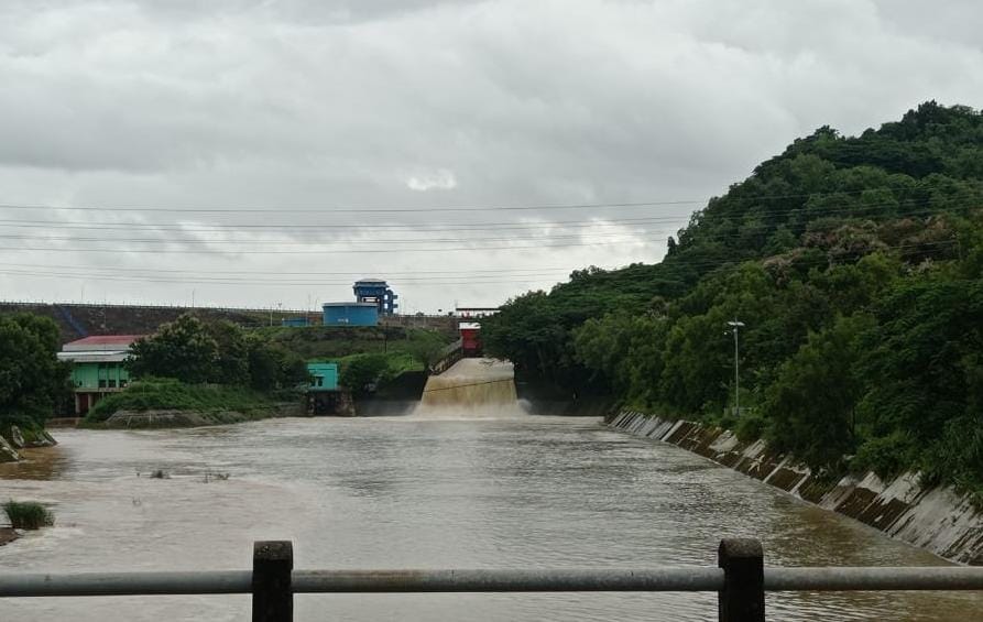 Pintu spillway WGM dibuka Selasa sore (14/2/2023). (IWAN ADI LUHUNG/RADAR SOLO)