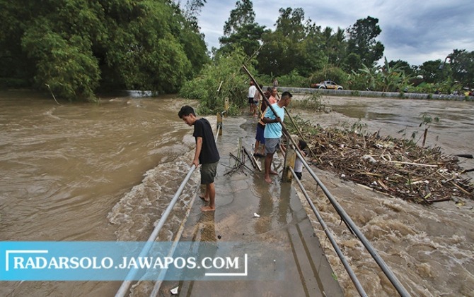 Suasana di Sungai Dengkeng, Klaten Rabu (15/2/2023). Luapan sungai ini menggenangi ruas jalan raya Cawas-Pedan. (ARIEF BUDIMAN/RADAR SOLO)