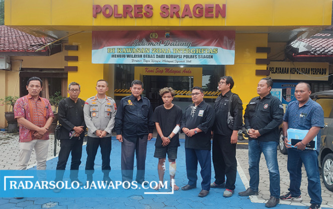 MERESAHKAN: Korban tabrak lari, Topik (tengah) diamankan polisi karena sebar hoax. (AHMAD KHAIRUDIN/RADAR SOLO)