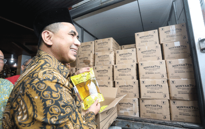 Wakil Gubernur Jawa Tengah Taj Yasin Maimoen melepas distribusi 48 ribu liter MinyaKita di halaman Kantor Gubernur Jateng, kemarin.