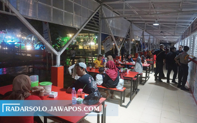 RAMAI: Suasana Taman Kuliner MPP yang berada di Jalan Mayor Kusmanto, Kecamatan Klaten Tengah ramai pengunjung menikmati aneka menu, Sabtu (26/2/2023). (ANGGA PURENDA/RADAR SOLO)