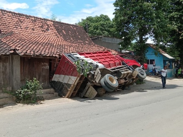 Truk muatan tanah uruk terguling di tepi Jalan Wedi-Bayat, Desa Brangkal, Kecamatan Wedi, Rabu (22/2/2023). (DOK.POLSEK WEDI)