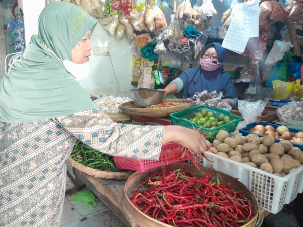 Transaksi perdagangan di salah satu kios di Pasar Kota Wonogiri belum lama ini. (IWAN ADI LUHUNG/RADAR SOLO)