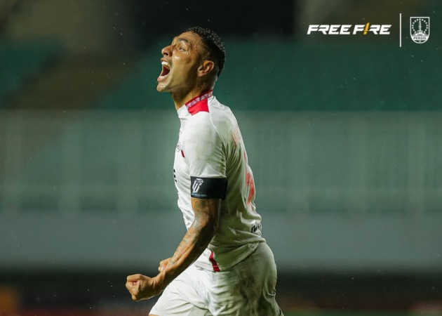 Bek Persis Solo Jaimerson Xavier melakukan selebrasi gol di ajang Liga 1 2022/2023. (PERSIS SOLO OFFICIAL)