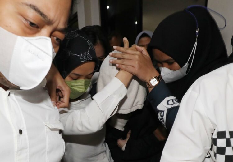 Petugas Polda metro Membawa Agnes Gracia ke mobil di Polda Metro Jaya, Rabu (8/3/2023) Malam. Polda Metro Jaya melakukan penahanan dengan alasan karena dirinya berstatus pelaku dalam penganiayaan David . FOTO : FEDRIK TARIGAN/ JAWA POS