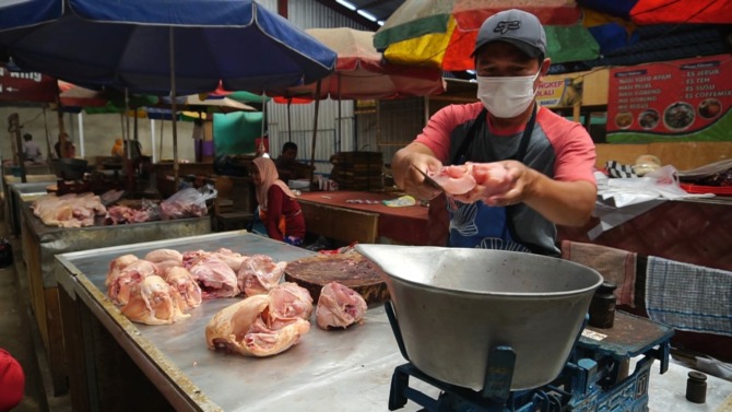 Pedagang ayam potong di Pasar Pengging, Kecamatan Banyudono, Kabupaten Boyolali, Rabu (29/3/2023). (RAGIL LISTIYO/RADAR SOLO)