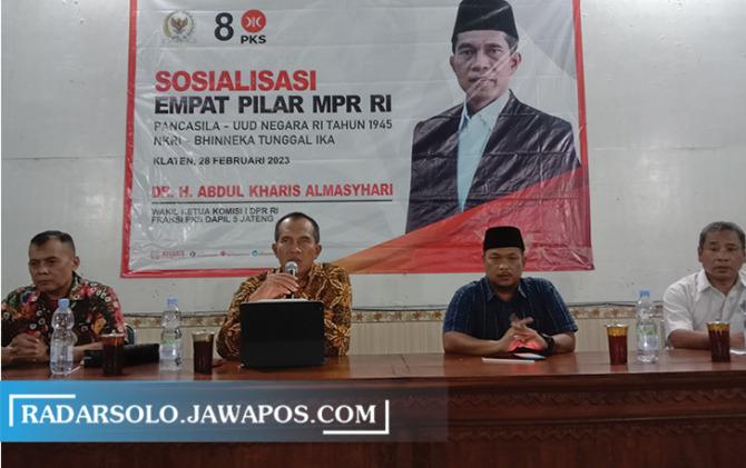 NASIONALISME: Anggota MPR RI Abdul Kharis Almasyhari paparkan pentingnya 4 pilar kehidupan berbangsa dan bernegara di Klaten, Selasa (28/2/2023). (ANGGA PURENDA/RADAR SOLO)