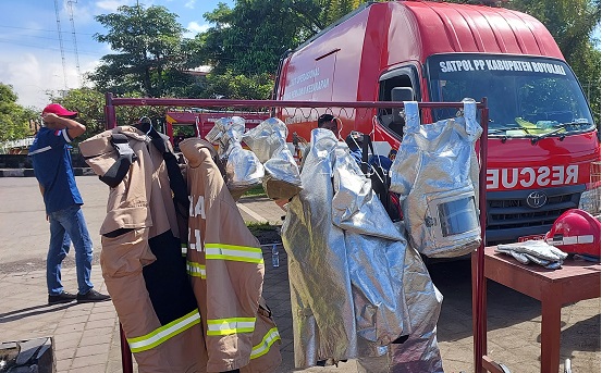 Baju antisengat tawon dan hewan liar lainnya untuk mendukung tugas tim Damkar Boyolali. (RAGIL LISTIYO/RADAR SOLO).