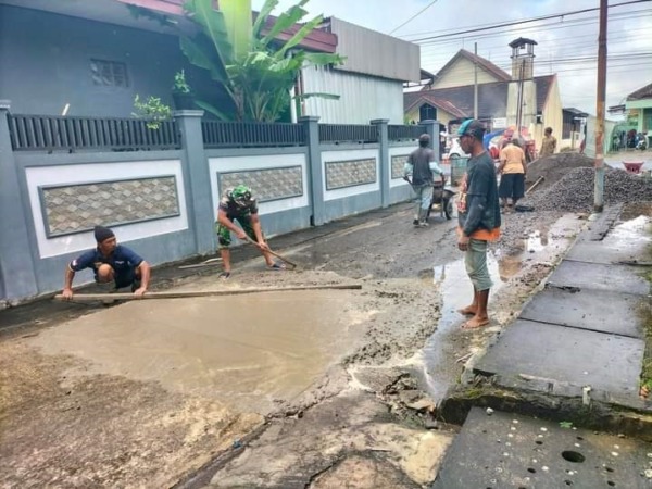 PEMBANGUNAN: Anggota TNI dan warga membuat rabat beton di Desa/Kecamatan Nguter, belum lama ini. (IWAN KAWUL/RADAR SOLO)
