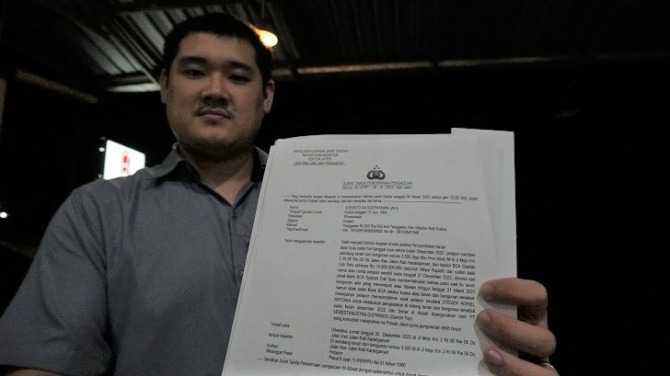 Bing Yusuf, penasihat hukum pemilik lahan di Jalan Mojo Km 3, Desa/Kecamatan Jaten tunjukkan surat laporan ke polsek setempat, belum lama ini. (RUDI HARTONO/RADAR SOLO)