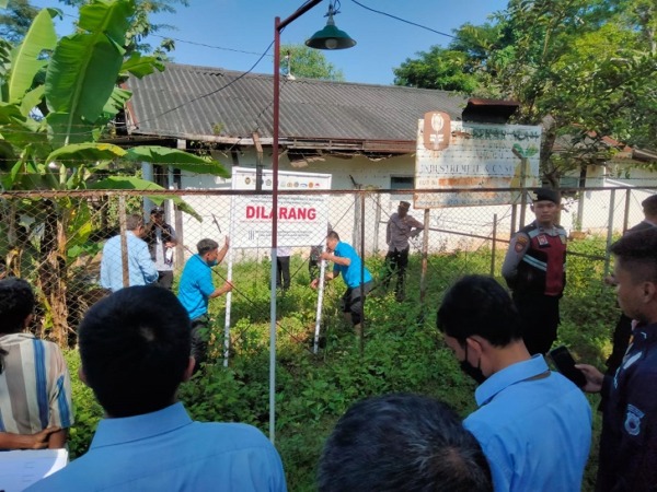 Pemasangan papan informasi aset sitaan negara di bekas pabrik mete di Kecamatan Jatisrono, Rabu (8/3/2023). (CAMAT JATISRONO FOR RADAR SOLO)