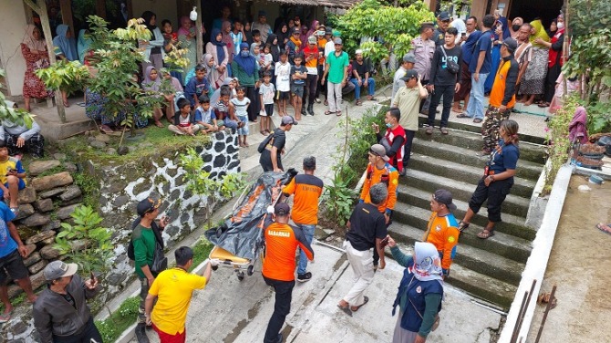 Tim SAR gabungan membawa jasad Raffa ke rumah duka Dusun Bandung Kulon, Desa Bandung, Kecamatan Wonosegoro, Kabupaten Boyolali, (30/3/2023). (RAGIL LISTIYO/RADAR SOLO)