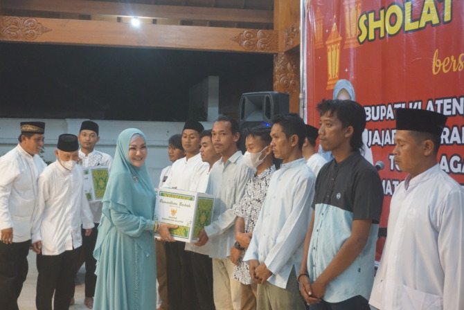 BERBAGI: Bupati Klaten Sri Mulyani saat menyerahkan secara simbolis paket sembako kepada petugas kebersihan dalam pembukaan tarling di Rumah Dinas Bupati Klaten. (ANGGA PURENDA/RADAR SOLO)