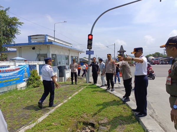 Tim gabungan mengecek kondisi jalur mudik di wilayah Kabupaten Wonogiri, Selasa (21/2/2023). (IWAN ADI LUHUNG/RADAR SOLO)