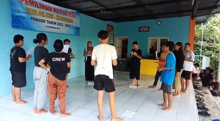 TAK TERGERUS ZAMAN: Anak-anak sedang berlatih teater di Sanggar Pasinaon Pelanggi Mojosongo. (DOK SANGGAR PASINAON)