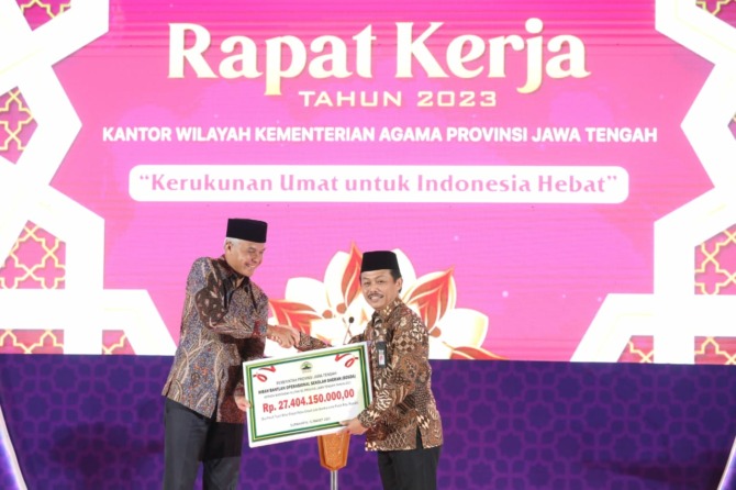 PEDULI PENDIDIKAN: Gubernur Jateng Ganjar Pranowo serahkan hibah Bosda di rapat kerja Kanwil Kemenag Jateng 2023 di Solo Baru, Minggu (12/3/2023). (PEMPROV JATENG)