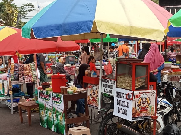 Pedagang menunggu pembeli di bazar Ramadan, Kecamatan Giritontro, Senin (27/3). (IST)