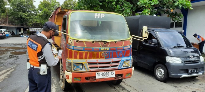 DITINDAK DI TEMPAT: Petugas gabungan menghentikan truk galian C dalam razia di Teminal Sukoharjo, kemarin pagi (1/3). Tercatat 10 kendaraan terjaring razia. (IWAN KAWUL/RADAR SOLO)