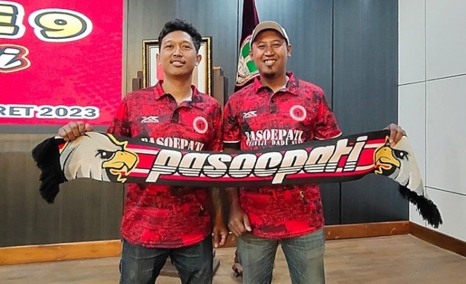 VISIONER: Presiden DPP Pasoepati baru Agos Warsoep (kiri) bersama wakilnya Sabar Narimo dalam acara Kongres Pasoepati ke-9 di Balai Tawangarum Balai Kota Surakarta, Sabtu malam (18/3/2023). (MANNISA ELFIRA/RADAR SOLO)