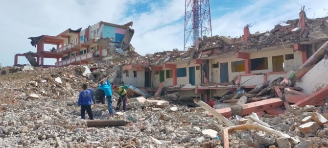 SIAP BERGANTI WAJAH: Pekerja tengah meratakan Rusunawa Semanggi dengan alat berat, saat ini kondisinya sudah rata dengan tanah. (DISPERUM KPP KOTA SURAKARTA FOR RADAR SOLO)