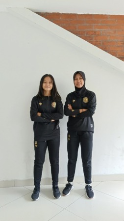 POTENSIAL: Dua pemain Putri Surakarta Penila Medad Gedalya Arindong (kiri) dan Alzira Ayu Nabilla (pakai jilbab) hendak terbang ke Jakarta untuk jalani seleksi Timnas Putri U-20. (PUTRI SURAKARTA FOR RADAR SOLO)