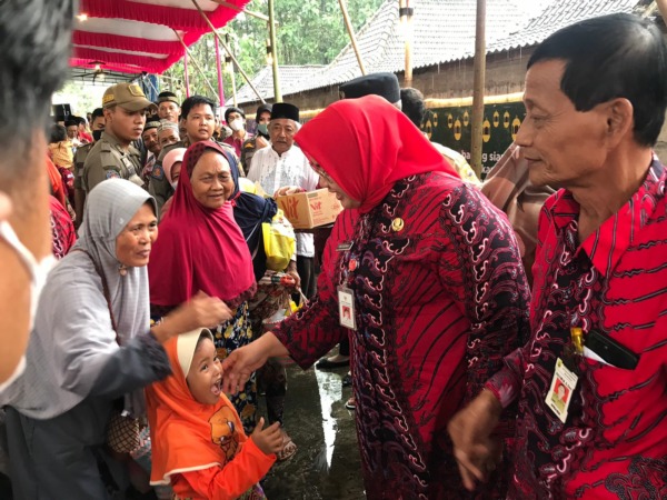 RAMAH: Bupati Kusdinar Untung Yuni Sukowati menyapa warga Desa Wonorejo, Kecamatan Kalijambe, Senin (27/3/2023). (AHMAD KHAIRUDIN/RADAR SOLO)