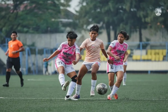 HAUS GOL: Striker Persis Women Siti Rusdiana Sari (tengah) dikawal dua pemain Persik Putri Kendal di Stadion Citarum, 16 Maret. (PERSIS SOLO OFFICIAL)