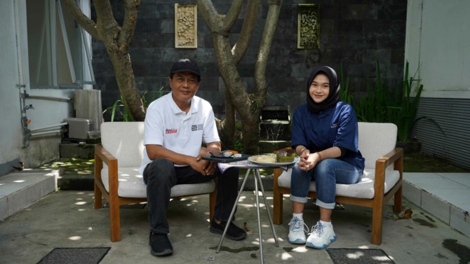 Penasehat Pasoepati Suprapto Koting saat berbincang dalam podcast di Jawa Pos Radar Solo, Sabtu (4/3/2023). (DOK. RADAR SOLO)