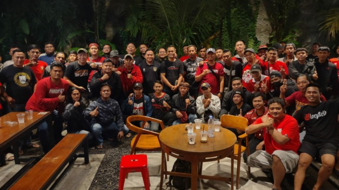 SATUKAN VISI-MISI: Pertemuan ketua korwil dan suku Pasoepati beserta manajemen Persis Solo di Persis Store, belum lama ini. (DPP PASOEPATI FOR RADAR SOLO)