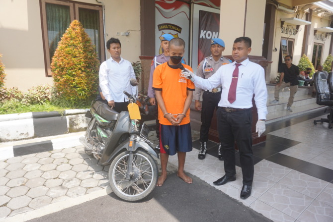 PASRAH: Salah seorang pelaku pengeroyokan bersama sepeda motornya yang yang digunakan untuk melakukan aksi pengeroyokan. (ANGGA PURENDA/RADAR SOLO)