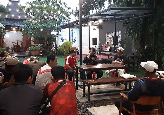 Diskusi soal nasib Piala Dunia U-20 2023 di Persis Store, Selasa sore (28/3/2023). (NIKKO AUGLANDY/RADAR SOLO)