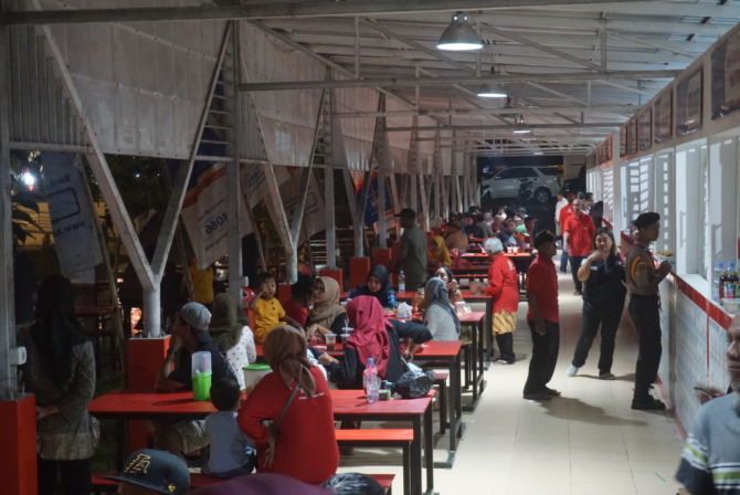 RAMAI: Suasana Taman Kuliner MPP yang berada di Desa Semangkak, Kecamatan Klaten Tengah ramai pengunjung menikmati aneka menu. (ANGGA PURENDA/RADAR SOLO)