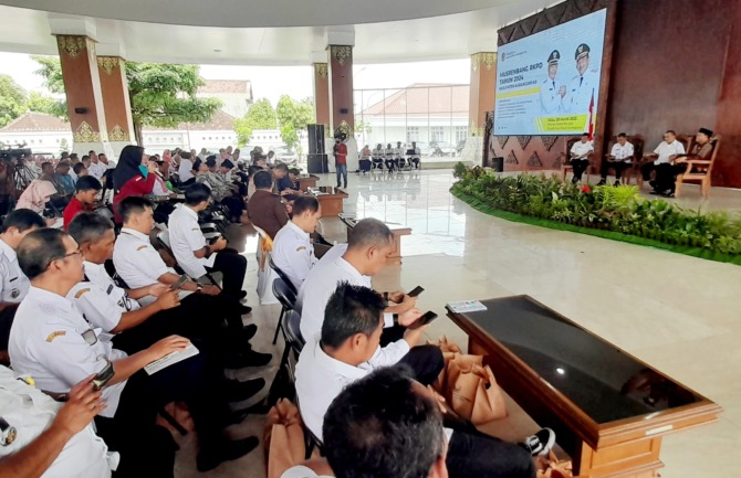 PEMAPARAN: Musrembang rencana kerja pemerintah daerah Karanganyar 2024 di pendapa RM Said rumah dinas bupati, Rabu (29/3/2023). (RUDI HARTONO/RADAR SOLO)