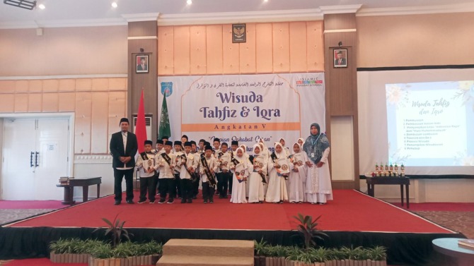 KHIDMAT: Prosesi wisuda tahfiz dan iqra SD Muhammadiyah Plus Malangjiwan Colomadu angkatan 5 di Ballroom 2 Hotel Al-Azhar Azhima, 11 Maret. (IPUT NESIA/RADAR SOLO)