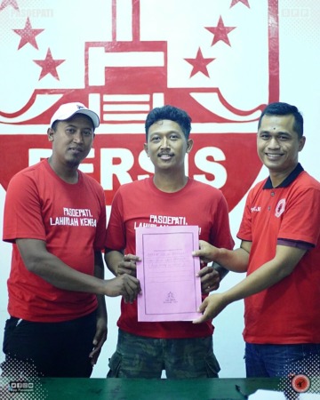 KLOP: Agos Warsoep (tengah) dan Sabar Narimo (kiri) menyerahkan berkas tentang pencalonan sebagai presiden dan wakil presiden DPP Pasoepati ke panitia kongres di Balai Persis, kemarin. (ISTIMEWA)