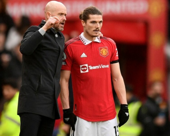 Pelatih Manchester United Erik ten Hag (kiri) memberikan instruksi kepada gelandang Marcel Sabitzer yang diproyeksikan turun melawan Real Betis. (OLI SCARFF/AFP)