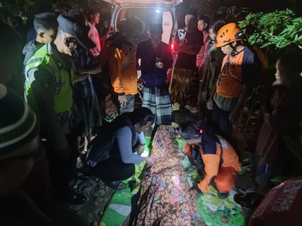 Evakuasi jenazah korban tenggelam d aliran sungai di Kecamatan Tirtomoyo Sabtu (4/3/2023). (Humas Polres Wonogiri for Radar Solo)
