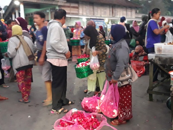 Transaksi perdagangan bunga tabur di pasar kembang Dusun Magersari, Desa Sruni, Kecamatan Musuk, Kabupaten Boyolali, Rabu (8/3/2023). (RAGIL LISTIYO/RADAR SOLO)