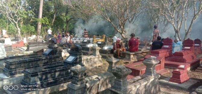 Warga Kecamatan Baturetno, Kabupaten Wonogiri bergotong royong resik-resik sarean, Minggu (12/3/2023). (IWAN ADI LUHUNG/RADAR SOLO)