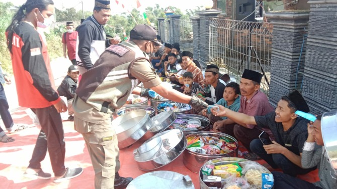Petugas membagikan masker kepada warga Kecamatan Cepogo, Kabupaten Boyolali yang menggelar tradisi sadranan, menyusul terjadinya hujan abu vulkanis tipis, Selasa (14/3/2023)
