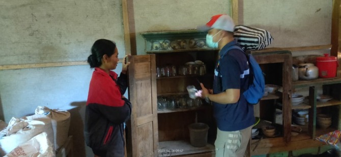 Petugas Puskesmas Karangtengah melakukan penyuluhan dan asesmen faktor risiko leptospirosis di Desa Purwoharjo Kecamatan Karangtengah belum lama ini. (IWAN ADI LUHUNG/RADAR SOLO)
