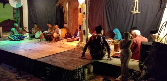 NGURI-URI BUDAYA: Pentas musik tradisi Laras Madya Retno Laras Wora Wari Jambeyan Karanganom di Sanggar Kang Soer, Desa Gedaren, Kecamatan Jatinom, belum lama ini.  (DOK. PRIBADI)