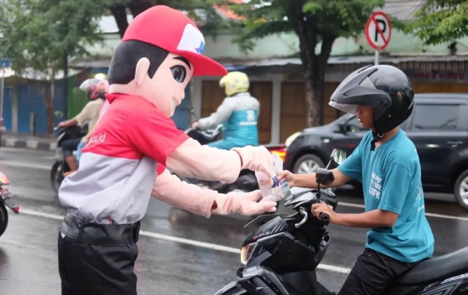 Srikandi dan Ksatria JNE berbagi takjil di kawasan JNE Sidoarjo pada Jumat (24/3/2023). (JNE FOR RADAR SOLO)
