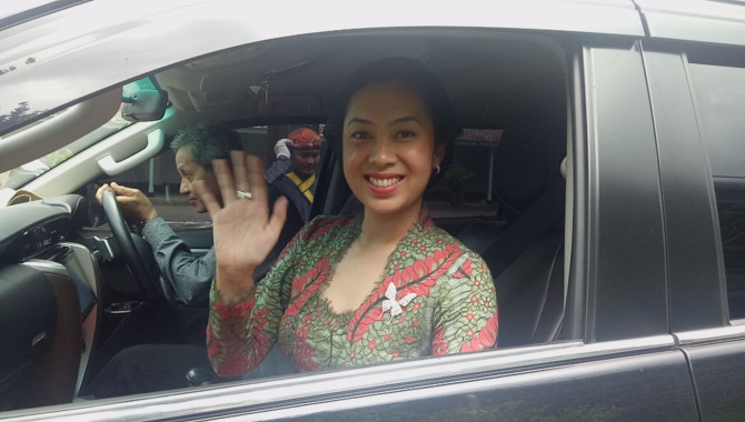 Sekar Krisnauli Tandjung menghadiri Jumenengan KGPAA Mangkenogor X di Pura Mangkunegaran, Rabu (1/3/2023). (SILVESTER KURNIAWAN/RADAR SOLO)