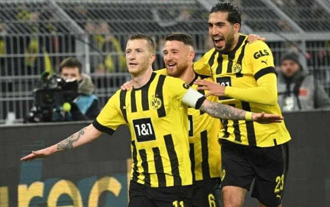 Selebrasi Marco Reus (kiri) setelah mencetak gol pembuka Borussia Dortmund dalam pertandingan Liga Jerman melawan RB Leipzig di Signal Iduna Park, Sabtu (4/3) dini hari WIB. (ANTARA/AFP/INA FASSBENDER)